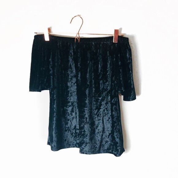 NWOT Francesca’s Collections Black Velvet Off Shoulder Top Small - Picture 1 of 7